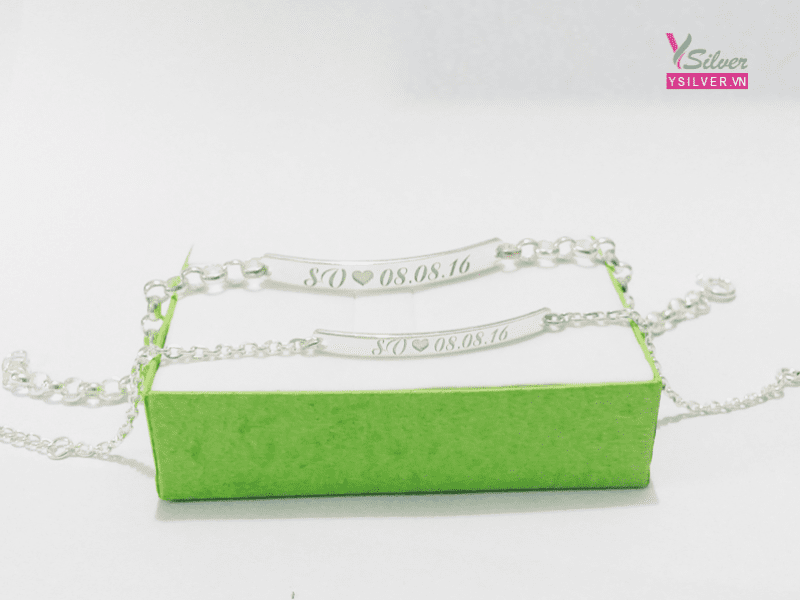 Lắc Tay Bạc Cặp Mặt khắc chữ kiểu khoen tròn - Tell A Story Lắc Tay Bạc Cặp Mặt khắc chữ kiểu khoen tròn - Tell A Story